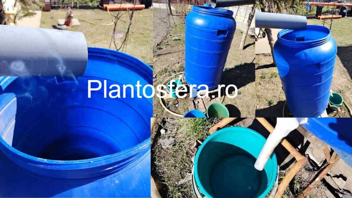 Un butoi albastru clasic de 55 de galoane (aprox. 200 litri), poziționat strategic direct sub capătul burlanului casei. Apa se scurge printr-o sită montată în capac pentru a filtra frunzele și resturile de pe acoperiș.