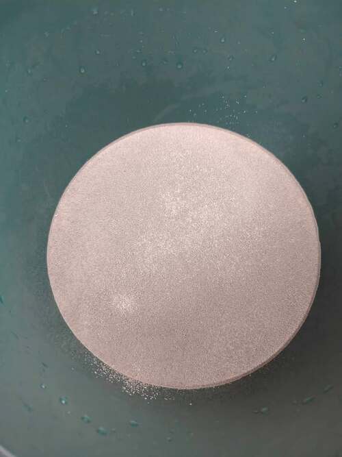 Coș cu roșii de grădină coapte și sănătoase, cultivate fără chimicale, folosind metode tradiționale.